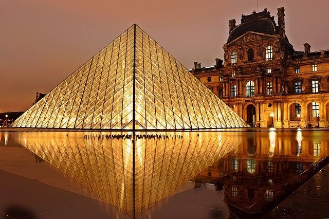 พิพิธภัณฑ์ลูฟวร์ หรือ มูว์เซดูลูฟวร์ ตั้งอยู่ใน กรุงปารีส ประเทศฝรั่งเศส พิพิธภัณฑ์ลูฟวร์เป็นพิพิธภัณฑ์ที่มีชื่อเสียงที่สุด เก่าแก่ที่สุด และใหญ่ที่สุดแห่งหนึ่งของโ
