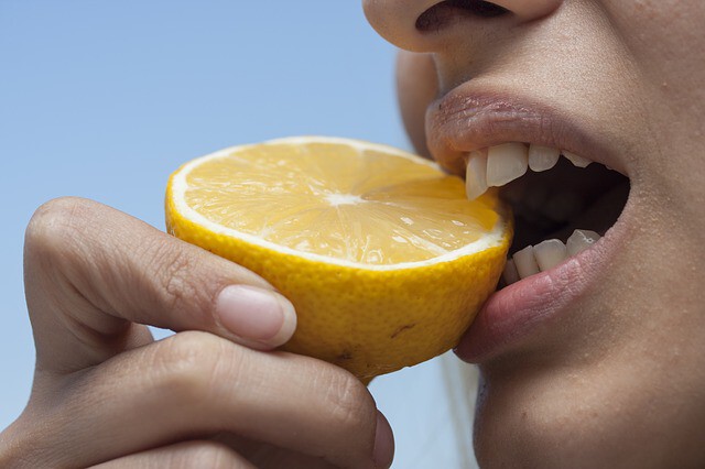 ผู้หญิงกินมะนาว ฟันขาว
